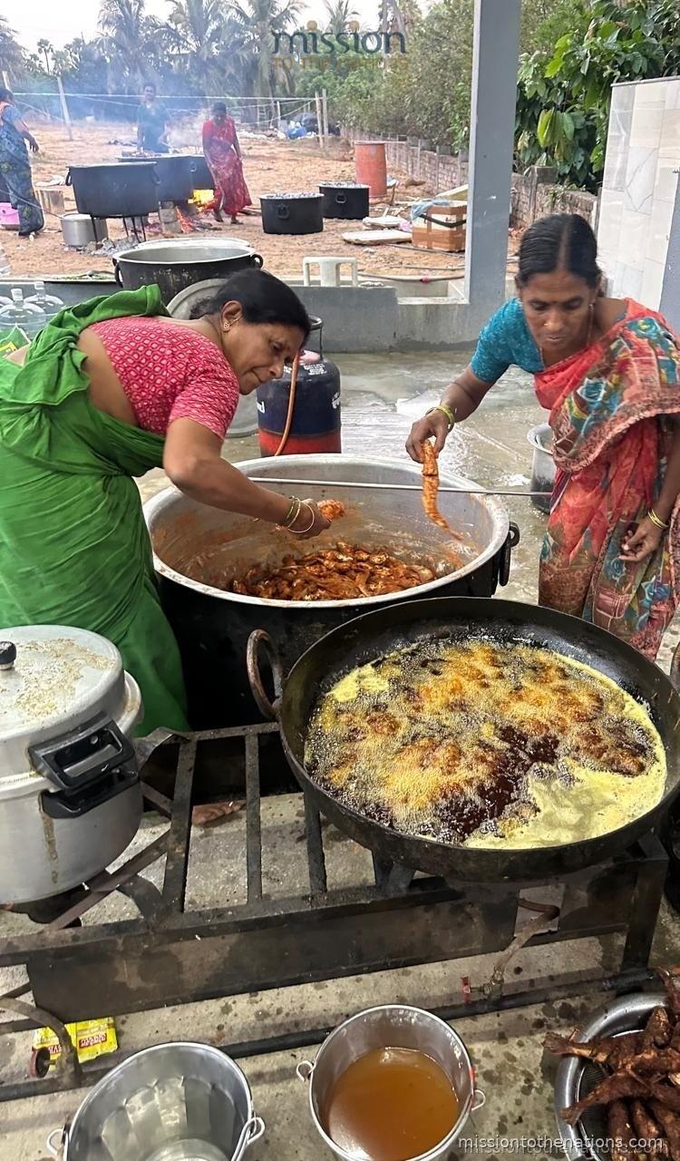 Women managing the MTN community kitchen